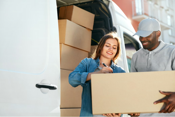 Un livreur remet un colis à une cliente souriante qui signe la réception, avec une camionnette Auguste IMS remplie de colis en arrière-plan